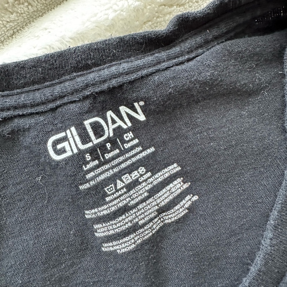 Gildan size small shirt - Picture 3 of 4